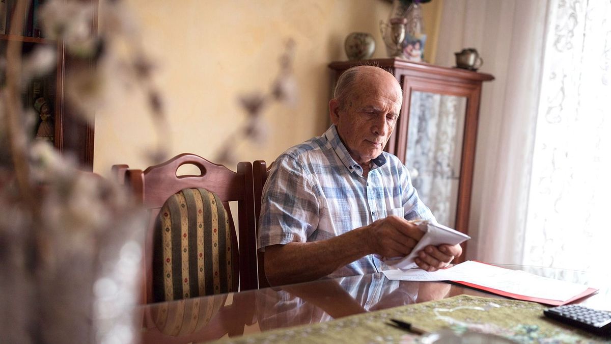 Elderly man packing his pension money into an envelope
nyugdíj