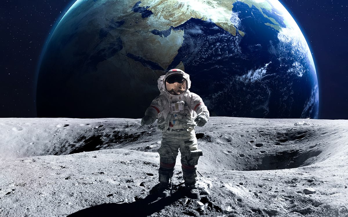 Brave,Astronaut,At,The,Spacewalk,On,The,Moon.,This,Image, űrverseny