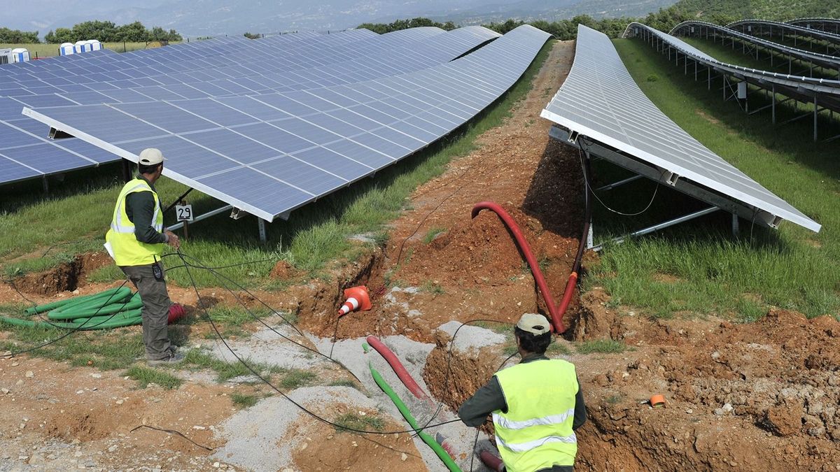 FRANCE-ENERGY-SOLAR-PHOTOVOLTAICS
Technicians work near solar panels on May 9, 2011 in Les Mees, southern France. France on October 13, 2011 launched its largest-ever solar energy farm, with an array of panels spread over about 200 hectares (500 acres) in the mountainous southern Alpes-de-Haute-Provence region. With a production capacity of 90 megawatts, the vast photovoltaic park features nearly 113,000 solar panels and was built at a cost of 110 million euros ($137 million).    AFP PHOTO / BORIS HORVAT (Photo by BORIS HORVAT / AFP)