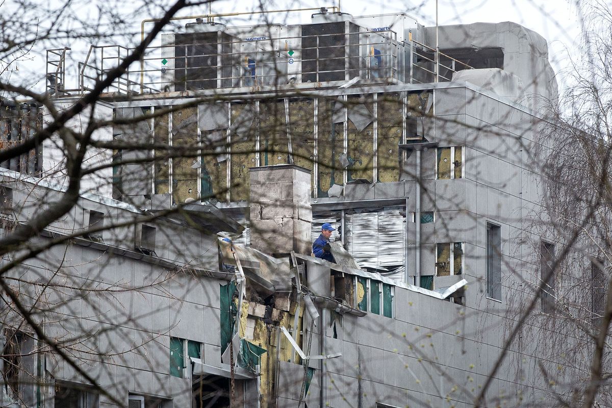 Aftermath of the night Russian drone attacks in Kyiv KYIV, UKRAINE - MARCH 28: A worker cleans debris from the damaged building after the night Russian drone attacks in Kyiv, Ukraine, on March 28, 2023. ( Oleksii Chumachenko - Anadolu Agency ) (Photo by ©Anadolu Agency / Anadolu Agency via AFP)
orosz-ukrán háború dróntámadás