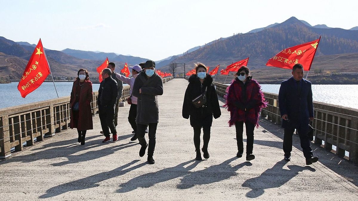Travelers walk around China-North Korea border
Travelers walk around the China-North Korea border in Dandong, Liaoning province, China on November 3, 2020.  ( The Yomiuri Shimbun ) (Photo by Koki Kataoka / Yomiuri / The Yomiuri Shimbun via AFP)