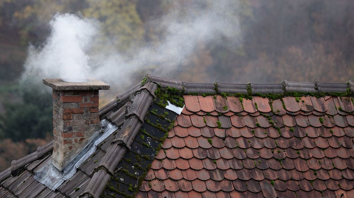 Fireplace
01 December 2022, Hessen, Lindenfels: A wood fireplace smokes on a roof. Photo: Sebastian Gollnow/dpa (Photo by Sebastian Gollnow / DPA / dpa Picture-Alliance via AFP)