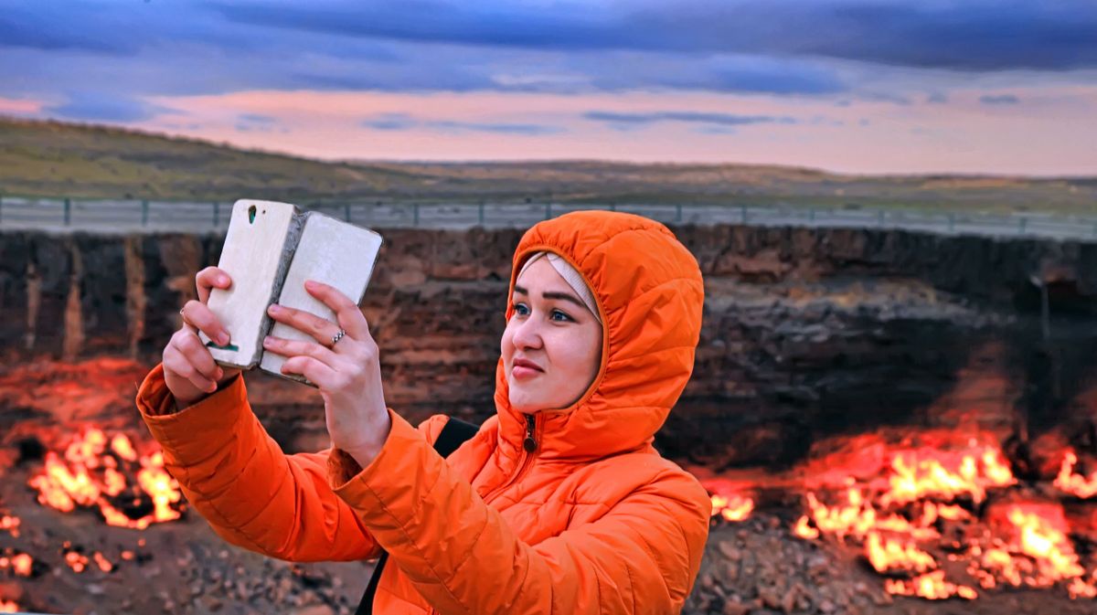 Turkmenistan,,Darvaza,-,March,21,,2019:,Girl,Makes,Selfie,On