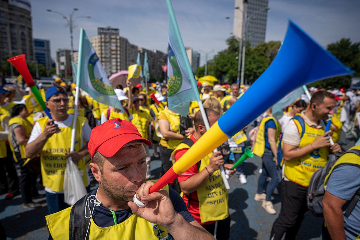 Bukarest, 2023. június 9.
Sztrájkoló közoktatási dolgozók magasabb bért követelve tüntetnek Bukarestben 2023. június 9-én. Az oktatásügyben dolgozók három legnagyobb szakszervezetének felhívására május 21. óta sztrájkolnak pedagógusok és a kisegítő személyzet tagjai Romániában.
MTI/AP/Andreea Alexandru
Bukarest, 2023. június 9.Sztrájkoló közoktatási dolgozók magasabb bért követelve tüntetnek Bukarestben 2023. június 9-én. Az oktatásügyben dolgozók három legnagyobb szakszervezetének felhívására május 21. óta sztrájkolnak pedagógusok és a kisegítő személyzet tagjai Romániában.MTI/AP/Andreea Alexandru