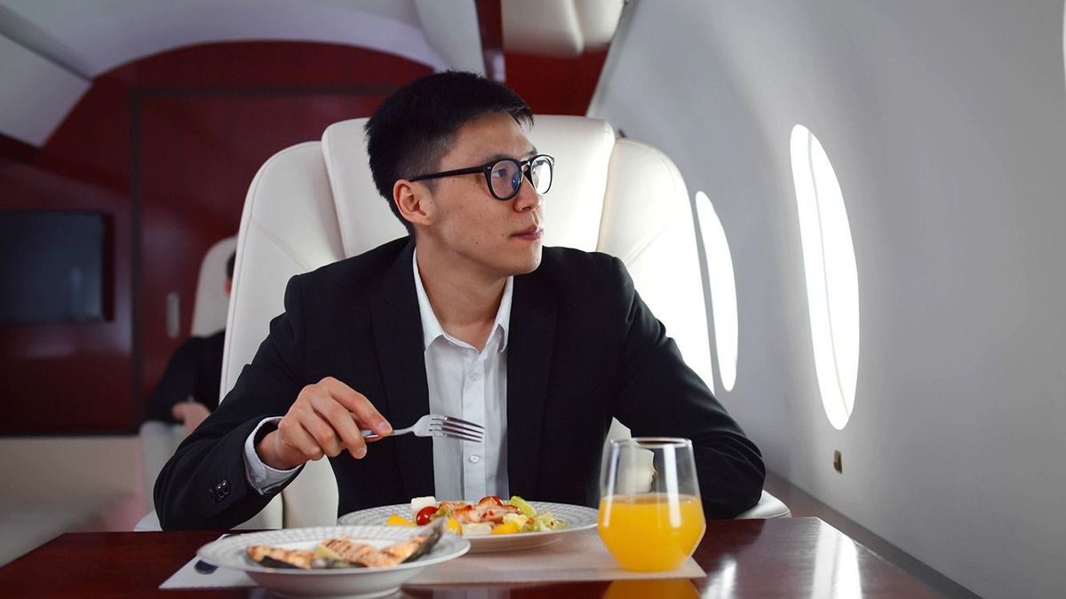 Asian,Businessman,Having,Lunch,Flying,First,Class.,Chinese,Young,Passenger