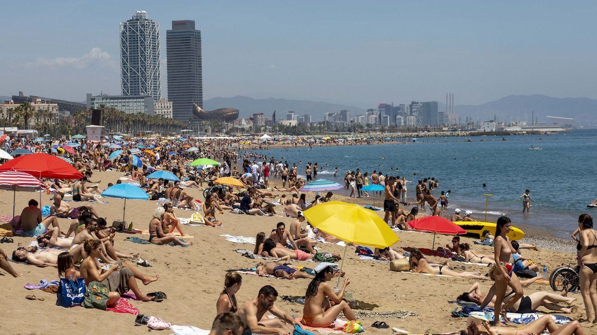 Barcelona getting ready for tourists days before summer
BARCELONA, SPAIN - MAY 28: Uncontrolled tourism returns to the country that is cautiously starting to ease travel restrictions put in place to stop the spread of Covid-19 after months of lockdowns in Barcelona, Spain on May 28, 2022. Gian Marco Benedetto / Anadolu Agency (Photo by Gian Marco Benedetto / ANADOLU AGENCY / Anadolu Agency via AFP)