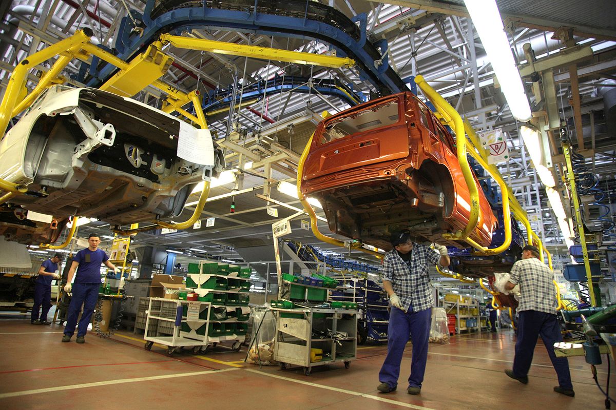 Employees work on a car assembly line producing the Fiat Panda in a factory in Tychy on April 6, 2009. AFP PHOTO / BARTEK WRZESNIOWSKI (Photo by BARTEK WRZESNIOWSKI / AFP)