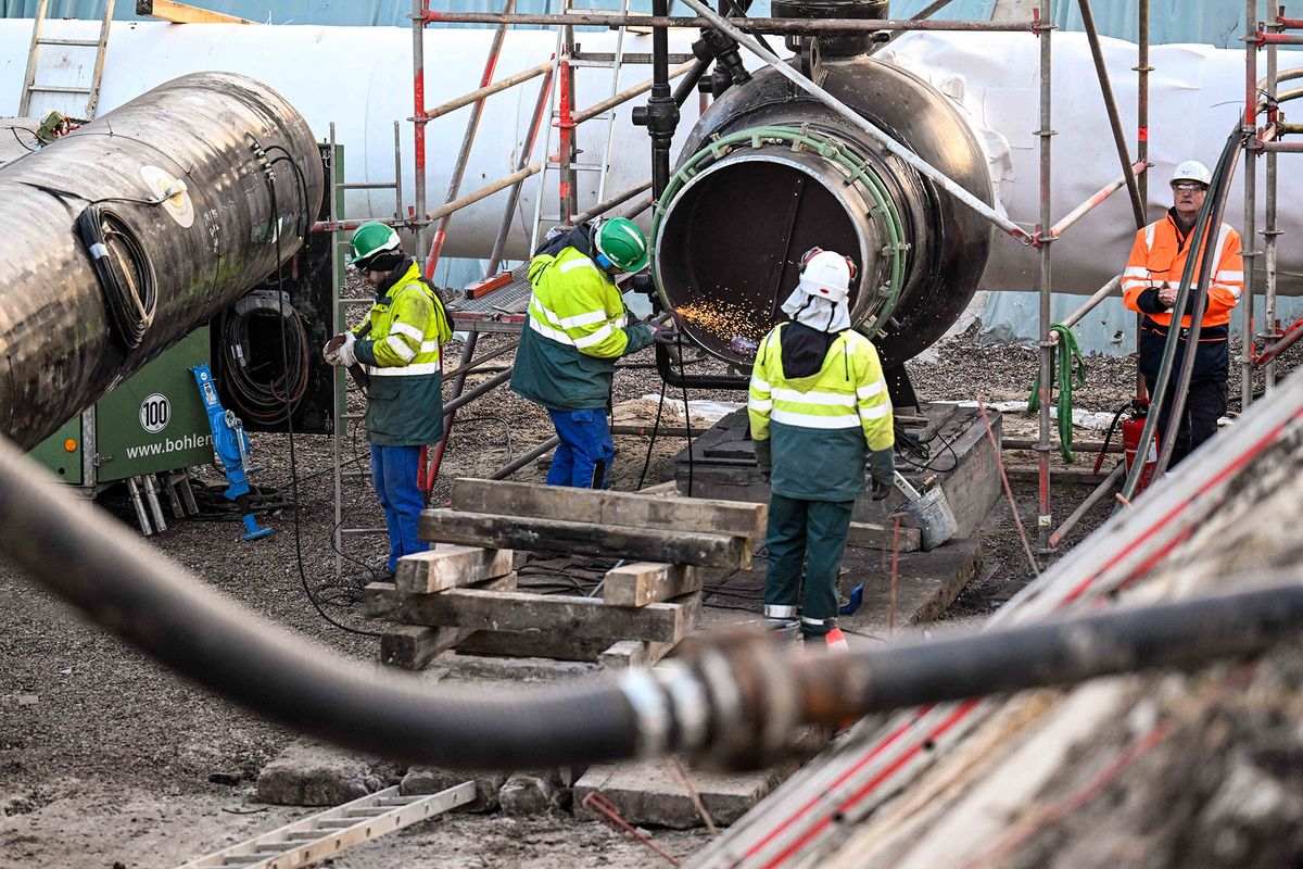 Final welds on new pipeline for LNG terminal