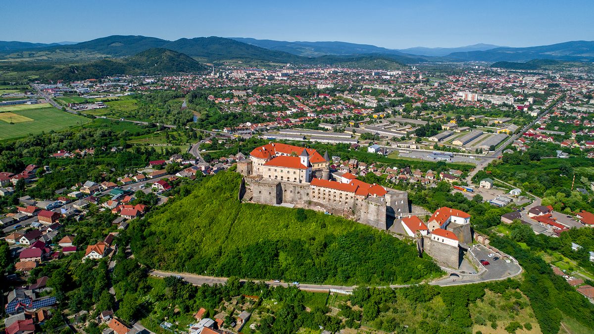 Beautiful,Panoramic,Aerial,View,To,Palanok,Castle,In,The,City
Beautiful panoramic aerial view to Palanok Castle in the city of Mukachevo.