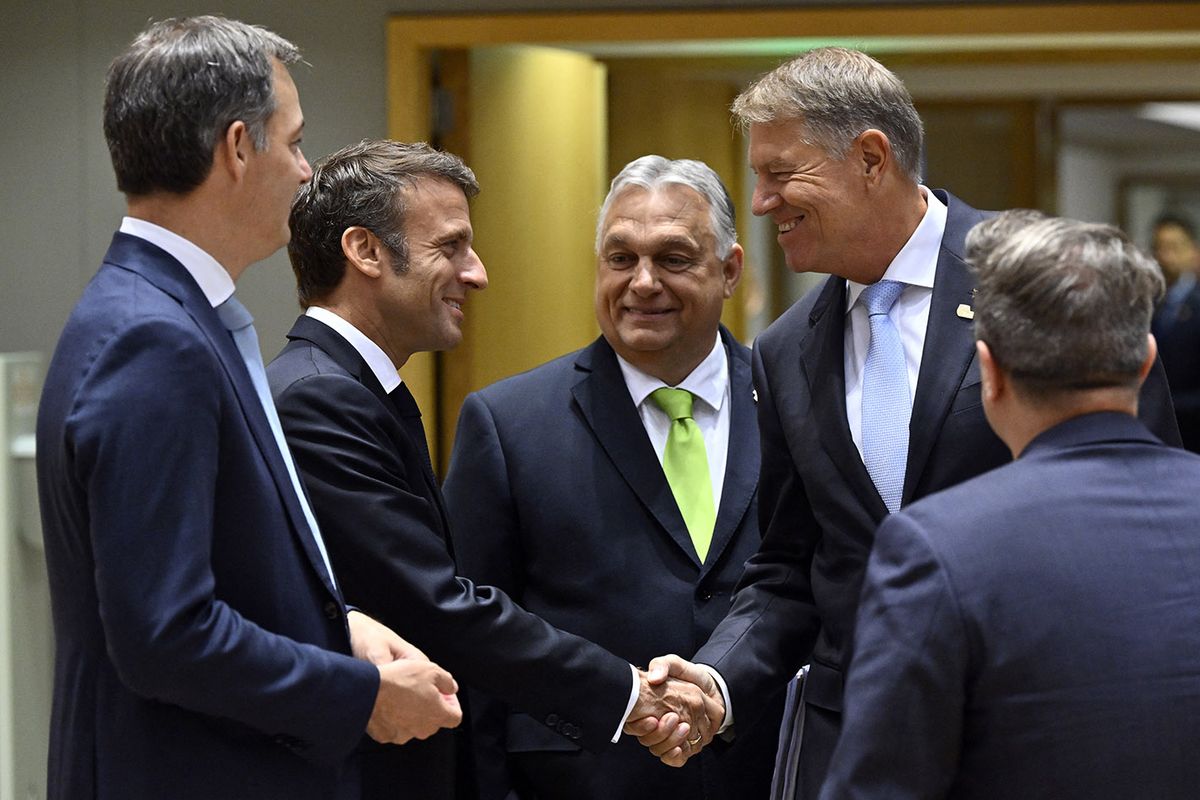 BELGIUM-EU-POLITICS-SUMMITRomania's President Klaus Werner Iohannis (2ndR) shakes hands with French President Emmanuel Macron (2ndL) as Belgium's Prime Minister Alexander De Croo (L) and Hungary's Prime Minister Viktor Orban (C) look on ahead of a European Council Summit, at the EU headquarters in Brussels, on June 30, 2023. EU leaders will the EU's continued support to Ukraine, as well as the economy, security and defence, migration and external relations over the two-day summit. (Photo by JOHN THYS / AFP)