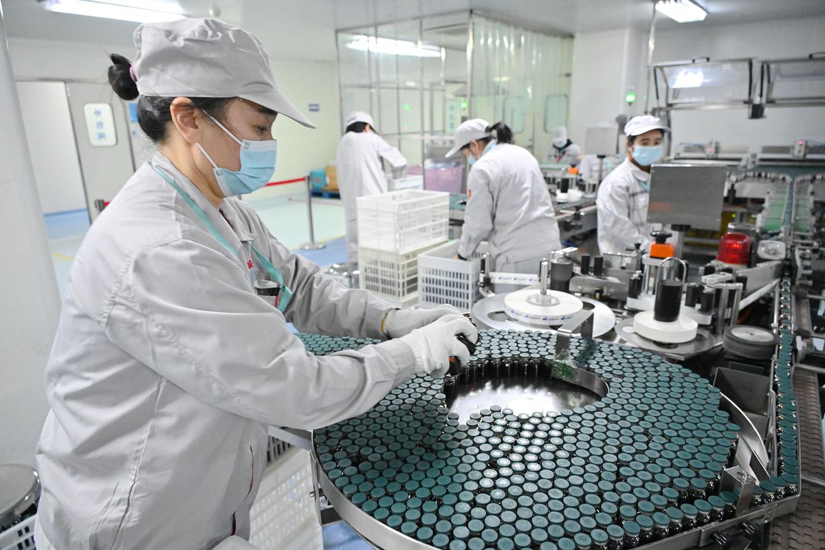 Busy drug production in Shanghai pharmaceutical factory