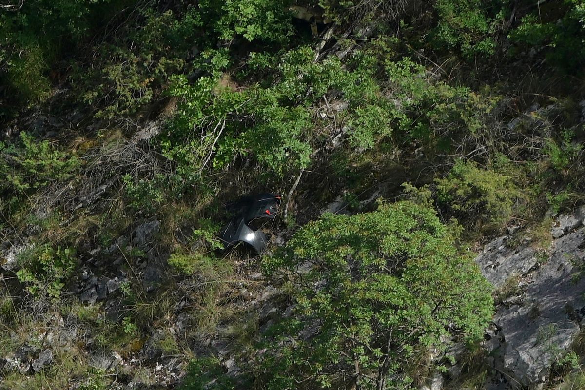Drnis, 2023. június 21.A lezuhant helikopter roncsai a Horvátország középső részén fekvő Drnis város közelében történt helikopter-baleset helyszínén 2023. június 21-én. Szolgálatteljesítés közben lezuhant a Magyar Légierő 2 Airbus H145-ös helikoptere a fedélzetén három emberrel. A mentőcsapatok megtalálták a helikopter roncsait, átkutatásuk során egyelőre két katona holttestét találták meg, harmadik társukat még keresik.MTI/HINA/Mario Strmotic Drnis, 2023. június 21.
A lezuhant helikopter roncsai a Horvátország középső részén fekvő Drnis város közelében történt helikopter-baleset helyszínén 2023. június 21-én. Szolgálatteljesítés közben lezuhant a Magyar Légierő 2 Airbus H145-ös helikoptere a fedélzetén három emberrel. A mentőcsapatok megtalálták a helikopter roncsait, átkutatásuk során egyelőre két katona holttestét találták meg, harmadik társukat még keresik.
MTI/HINA/Mario Strmotic
