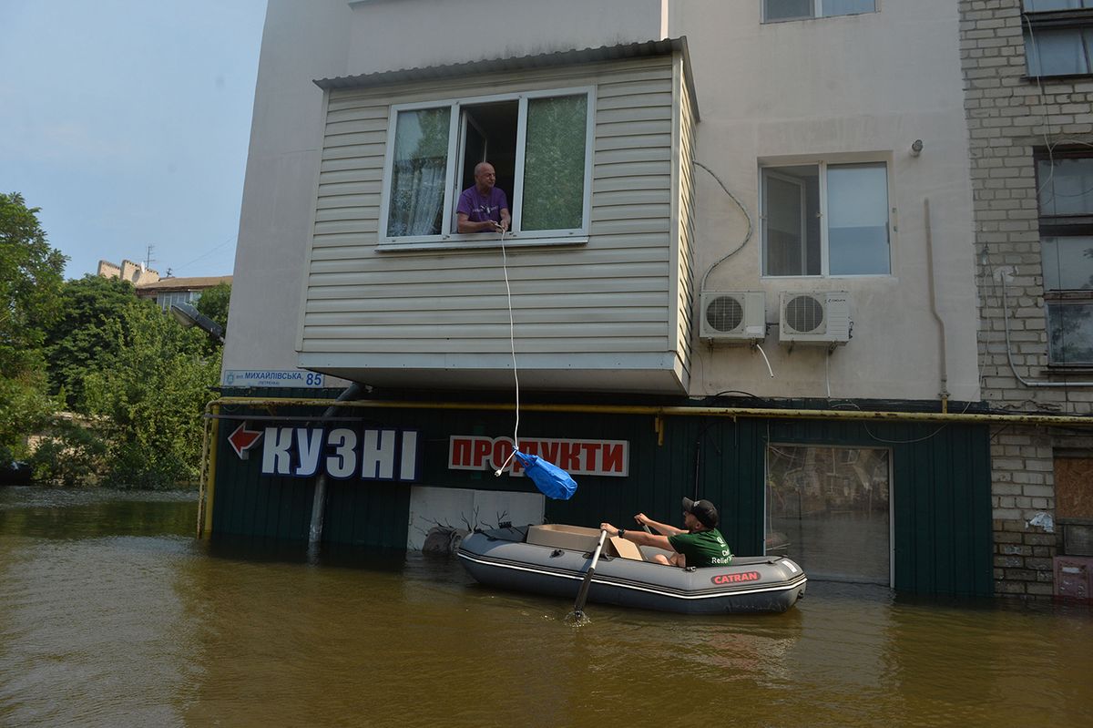 UKRAINE-CRISIS-KAKHOVKA-DAM-COLLAPSE(230610) -- KHERSON, June 10, 2023 (Xinhua) -- A volunteer delivers life supplies to people trapped by floods in the Kherson region, June 9, 2023. The Kakhovka hydroelectric power plant was destroyed on Tuesday, causing a decrease in the dam water level and massive flooding in nearby areas. (Photo by Peter Druk/Xinhua)Xinhua News Agency / eyevineContact eyevine for more information about using this image:T: +44 (0) 20 8709 8709E: info@eyevine.comhttp://www.eyevine.com