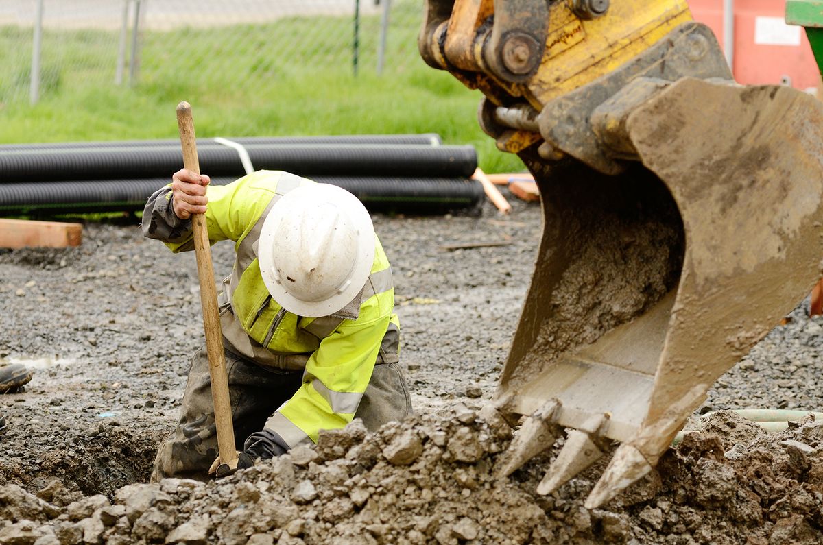 Worker,Using,A,Small,Tracked,Excavator,To,Dig,A,Hole,
építőipar, munkás