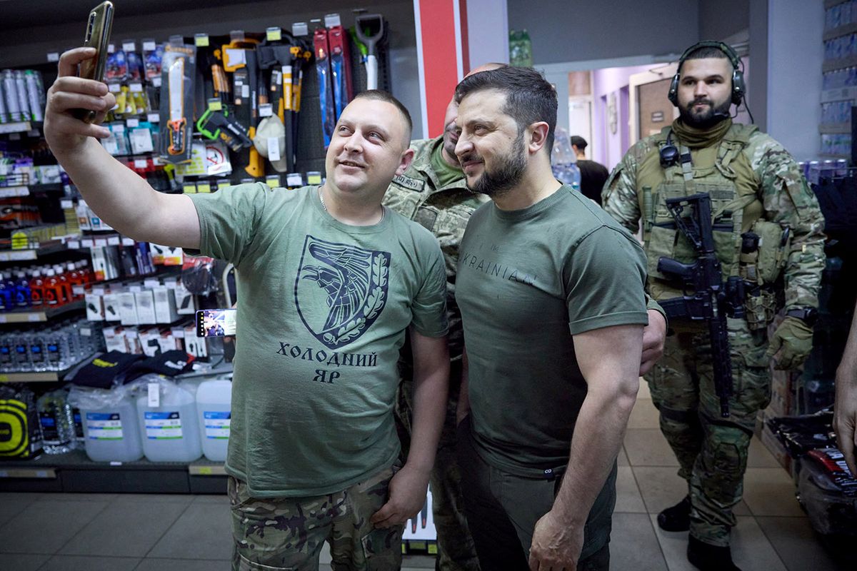 UKRAINE-RUSSIA-CONFLICT-WARThis handout picture taken and released by Ukrainian Presidential press service on June 26, 2023 shows President Volodymyr Zelensky (Volodimir Zelenszkij) posing for a selfie with a serviceman at a gas station during a visit to Donetsk region, amid the Russian invasion of Ukraine. Zelensky visited the frontline Donetsk region in the east of his country, which is partly occupied by Russian forces. According to a statement from his office, Zelensky visited military units involved in heavy fighting around the city of Bakhmut, and met soldiers relaxing at a highway gas station. (Photo by Handout / UKRAINIAN PRESIDENTIAL PRESS SERVICE / AFP) / RESTRICTED TO EDITORIAL USE - MANDATORY CREDIT "AFP PHOTO / Ukrainian Presidential press service" - NO MARKETING NO ADVERTISING CAMPAIGNS - DISTRIBUTED AS A SERVICE TO CLIENTS
