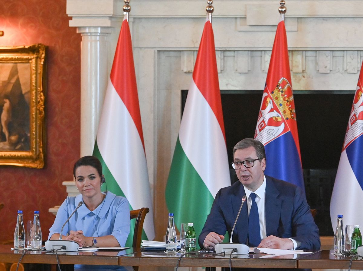 NOVÁK Katalin; VUCIC, Aleksandar
Palics, 2023. június 20.Novák Katalin köztársasági elnök (b) és Aleksandar Vucic szerb elnök (j) a Magyar-Szerb Stratégiai Együttműködési Tanács plenáris ülésén a vajdasági Palicson 2023. június 20-án.MTI/Bruzák NoémiPalics, 2023. június 20.
Novák Katalin köztársasági elnök (b) és Aleksandar Vucic szerb elnök (j) a Magyar-Szerb Stratégiai Együttműködési Tanács plenáris ülésén a vajdasági Palicson 2023. június 20-án.
MTI/Bruzák Noémi