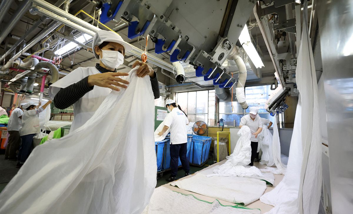 Novel Coronavirus / Linen demands increase for hotel in Japan
Employees prepare towels and sheets for the hotels at a linen factory in Saitama City, Saitama Prefecture on November 5, 2021. It is expected that the number of travelers will increase while a state of emergency declaration had been lifted and the number of newly infected people with COVID-19 has decreased in Japan.   ( The Yomiuri Shimbun ) (Photo by Kunihiko Miura / Yomiuri / The Yomiuri Shimbun via AFP)
