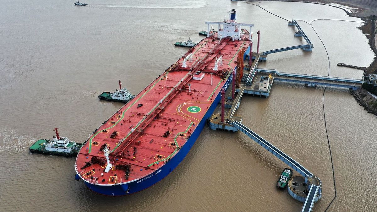 Oil tanker in busy Zhoushan port
Workers of the port unload crude oil form an oil tanker harboring in Zhoushan city, east China’s Zhejiang province, 4 November 2020. (Photo by Yao Feng / Imaginechina via AFP)