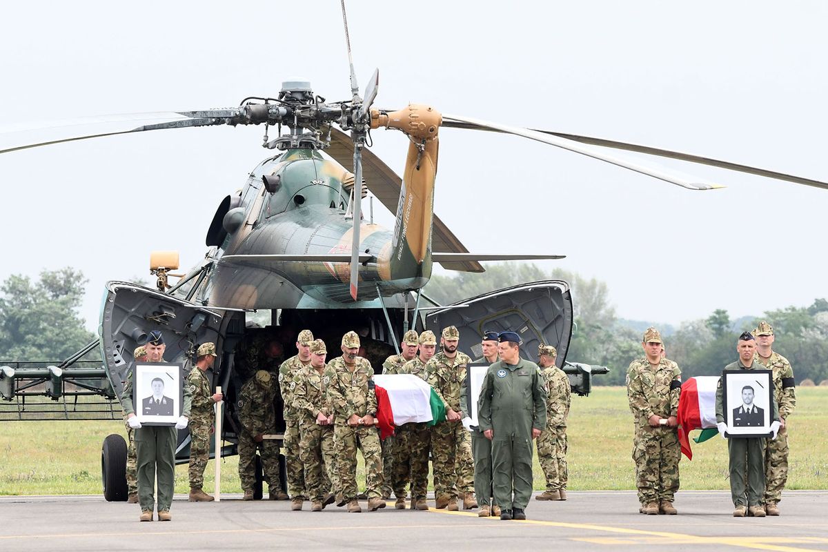 Szolnok, 2023. június 27.Katonai tiszteletadással fogadják a Horvátországban, kiképzés közben helikopterbalesetben meghalt magyar katonák földi maradványait az MH 86. Szolnok Helikopter Bázison 2023. június 27-én.MTI/Mészáros János Szolnok, 2023. június 27.
Katonai tiszteletadással fogadják a Horvátországban, kiképzés közben helikopterbalesetben meghalt magyar katonák földi maradványait az MH 86. Szolnok Helikopter Bázison 2023. június 27-én.
MTI/Mészáros János