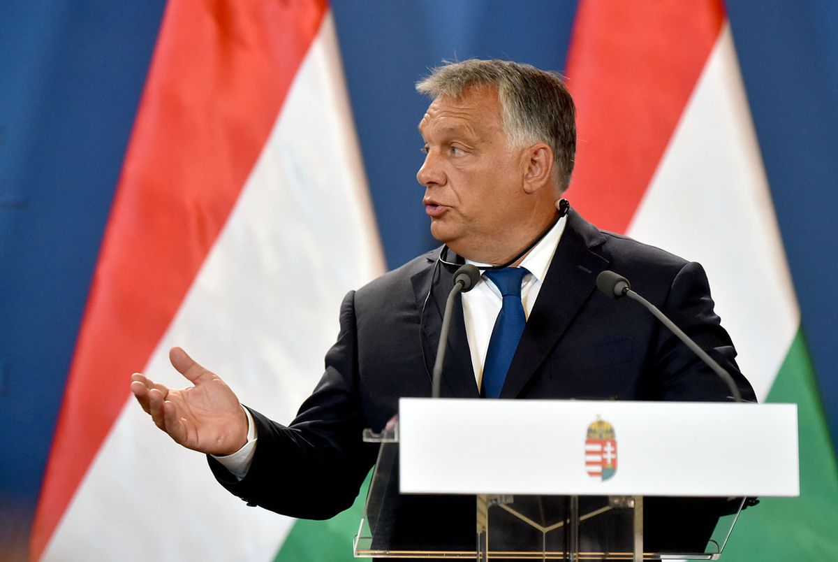 Angela Merkel német kancellár és Orbán Viktor miniszterelnök sajtónyilatkozatot tesz a Páneurópai Piknik 30. évfordulója alkalmából tartott a soproni városházán
