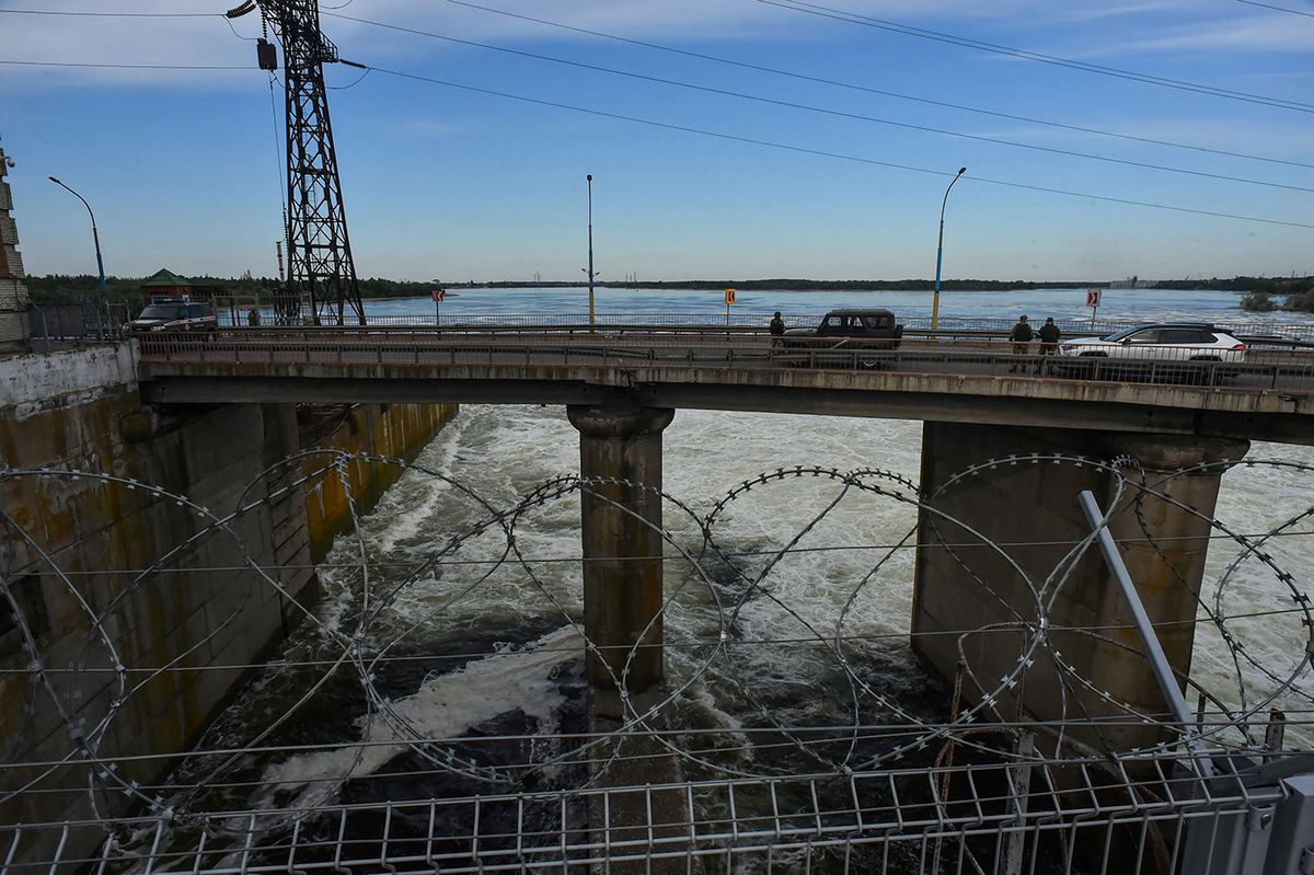 ,This photo taken on May 20, 2022 shows a road bridge at the Kakhovka Hydroelectric Power Plant, Kherson Oblast, amid the ongoing Russian military action in Ukraine. (Photo by Olga MALTSEVA / AFP)