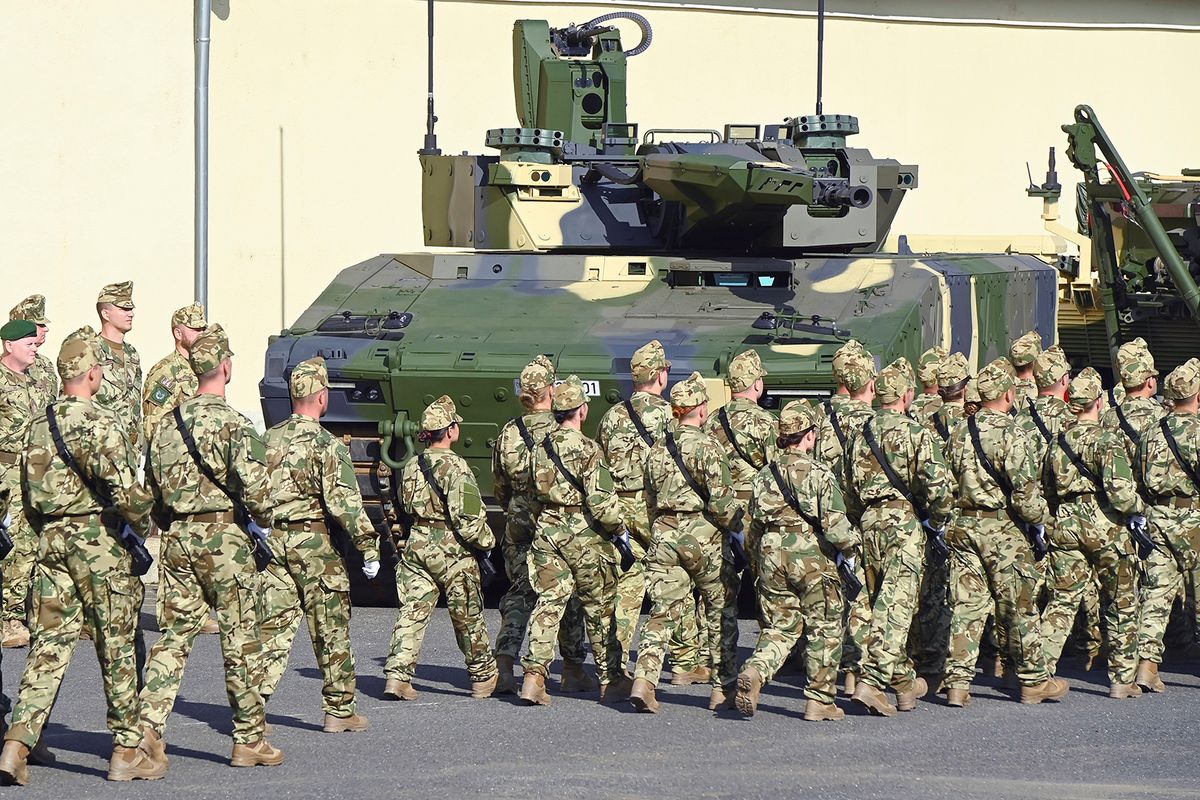 Budapest, 2022. október 15.Katonák vonulnak az önkéntes katonai szolgálatot vállalók eskütételén, valamint a Lynx KF41 harcjárművek átadása alkalmából tartott ünnepségen a Petőfi Sándor Laktanyában 2022. október 15-én.MTI/Koszticsák Szilárd Budapest, 2022. október 15.
Katonák vonulnak az önkéntes katonai szolgálatot vállalók eskütételén, valamint a Lynx KF41 harcjárművek átadása alkalmából tartott ünnepségen a Petőfi Sándor Laktanyában 2022. október 15-én.
MTI/Koszticsák Szilárd