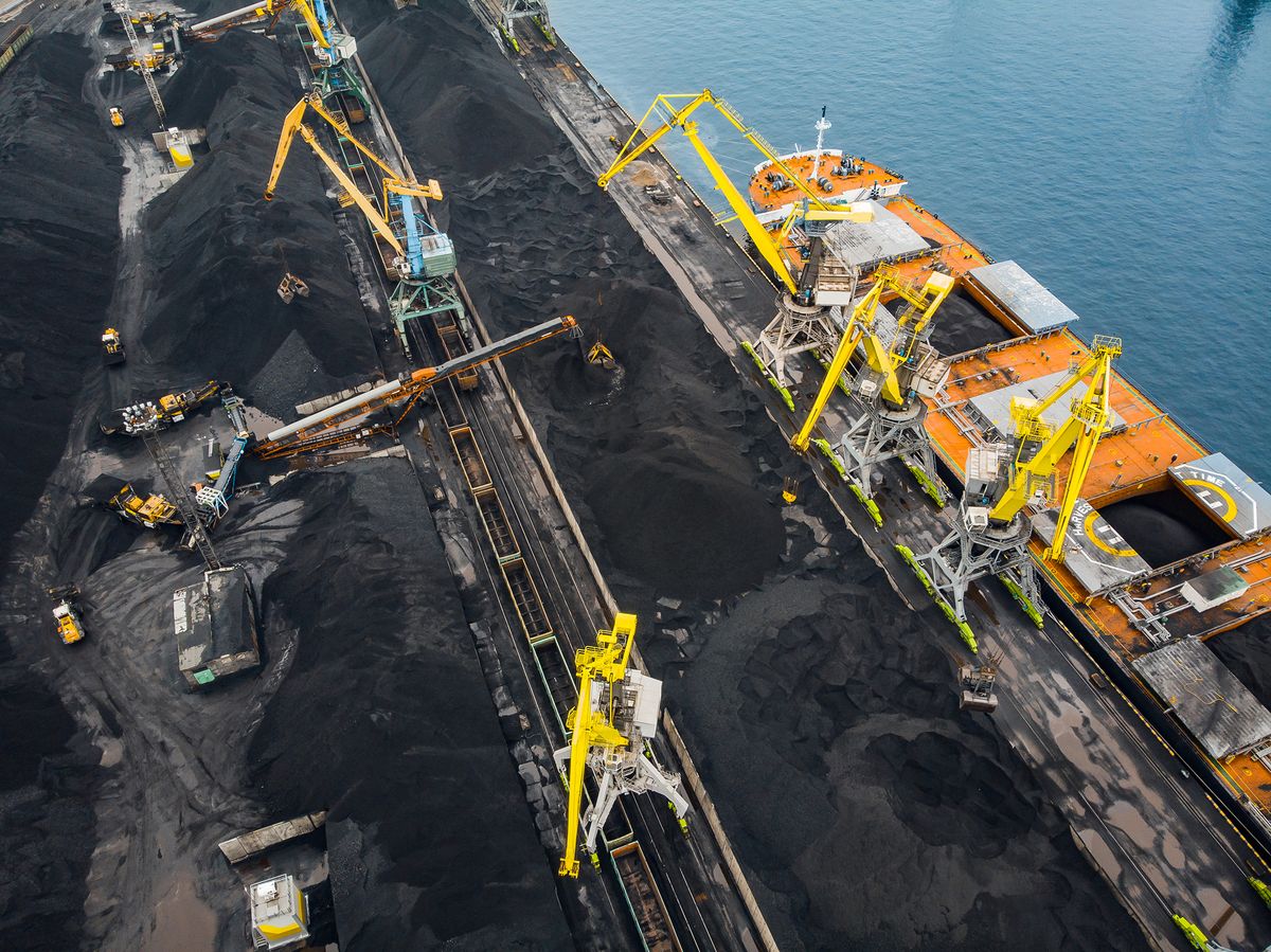 Loading,Coal,Anthracite,Mining,In,Port,On,Cargo,Tanker,Ship