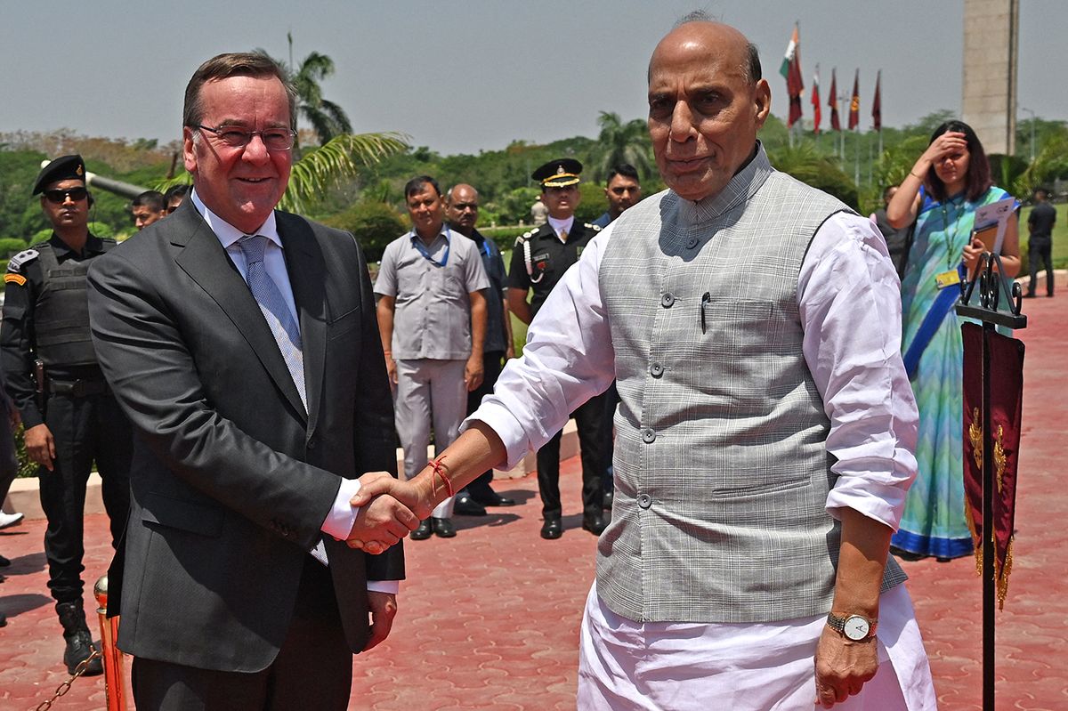 INDIA-GERMANY-DEFENCE-DIPLOMACYIndia's Defence Minister Rajnath Singh (R) shakes hands with his German counterpart Boris Pistorius before his ceremonial reception at the Manekshaw Centre in New Delhi on June 6, 2023. (Photo by ARUN SANKAR / AFP)