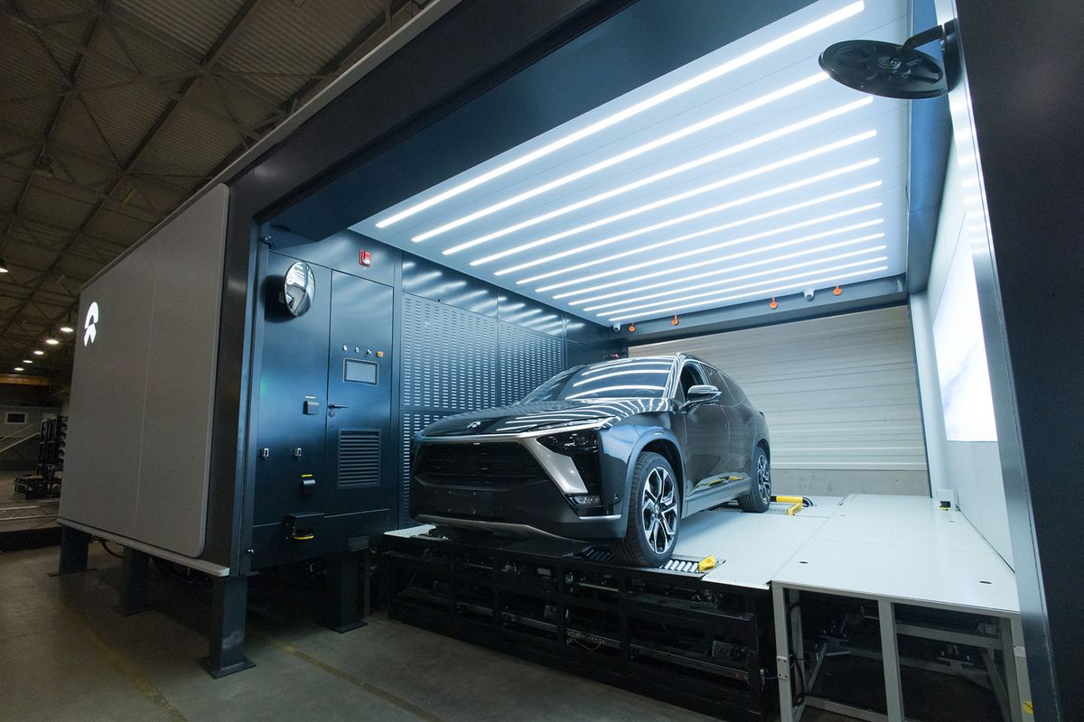 HUNGARY-BIATORBAGY-CHINESE EV MAKER-NIO-FIRST BATTERY SWAP STATION-SHIPMENT
(220916) -- BIATORBAGY (HUNGARY), Sept. 16, 2022 (Xinhua) -- A NIO electric car is seen in a battery swap station during a ceremony of the shipment of the first battery swap station produced by the NIO Power Europe Plant in Biatorbagy, Hungary, on Sept. 16, 2022. Chinese electric vehicle (EV) maker NIO celebrated here on Friday the shipment of the first battery swap station produced by the NIO Power Europe Plant, the company's first overseas plant, to Germany. (Photo by Attila Volgyi/Xinhua) (Photo by Attila Volgyi / XINHUA / Xinhua via AFP)