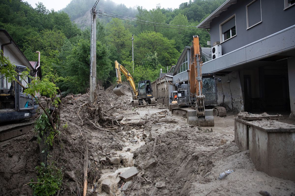 Emilia-Romagna flood death toll climbs to 14
epa10641121 Bulldozers at work to remove mud from the village in Monterenzio,  Emilia-Romagna region, Italy, 20 May 2023. The death toll from this week's deadly flooding in Emilia Romagna has climbed to 14. The northeastern region will remain on red alert on 20 May with more rain forecast. Among other things, the risk of landslides is considered particularly high. The number of people who have had to leave their homes because of the flooding in Emilia-Romagna has risen to over 15,000, the regional government said on 19 May.  EPA/MAX CAVALLARI epa10641121 Bulldozers at work to remove mud from the village in Monterenzio,  Emilia-Romagna region, Italy, 20 May 2023. The death toll from this week's deadly flooding in Emilia Romagna has climbed to 14. The northeastern region will remain on red alert on 20 May with more rain forecast. Among other things, the risk of landslides is considered particularly high. The number of people who have had to leave their homes because of the flooding in Emilia-Romagna has risen to over 15,000, the regional government said on 19 May.  EPA/MAX CAVALLARI