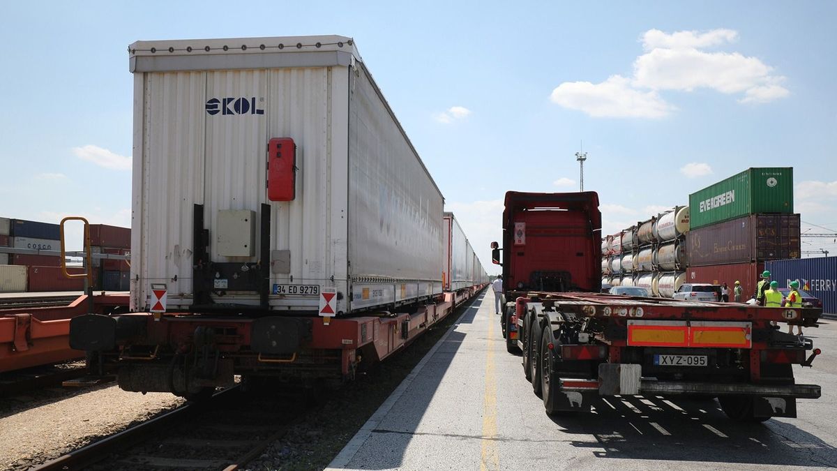 Összefogtak a vámosok, azóta gyorsabban lépik át a kamionok a határokat