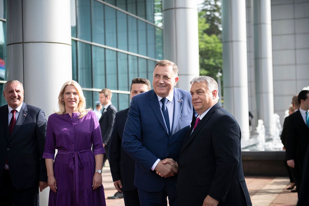 VISKOVIC, Radovan; ORBÁN Viktor; CVIJANOVIC, Zeljka; DODIK, Milorad
Banja Luka, 2023. június 22.A Miniszterelnöki Sajtóiroda által közreadott képen Milorad Dodik, a boszniai Szerb Köztársaság elnöke (j2) fogadja Orbán Viktor miniszterelnököt (j) Banja Lukában 2023. június 22-én. Balról Radovan Viskovic, a boszniai Szerb Köztársaság miniszterelnöke és Zeljka Cvijanovic, a bosznia államelnökség soros, szerb elnöke.MTI/Miniszterelnöki Sajtóiroda/Benko Vivien Cher Banja Luka, 2023. június 22.
A Miniszterelnöki Sajtóiroda által közreadott képen Milorad Dodik, a boszniai Szerb Köztársaság elnöke (j2) fogadja Orbán Viktor miniszterelnököt (j) Banja Lukában 2023. június 22-én. Balról Radovan Viskovic, a boszniai Szerb Köztársaság miniszterelnöke és Zeljka Cvijanovic, a bosznia államelnökség soros, szerb elnöke.
MTI/Miniszterelnöki Sajtóiroda/Benko Vivien Cher