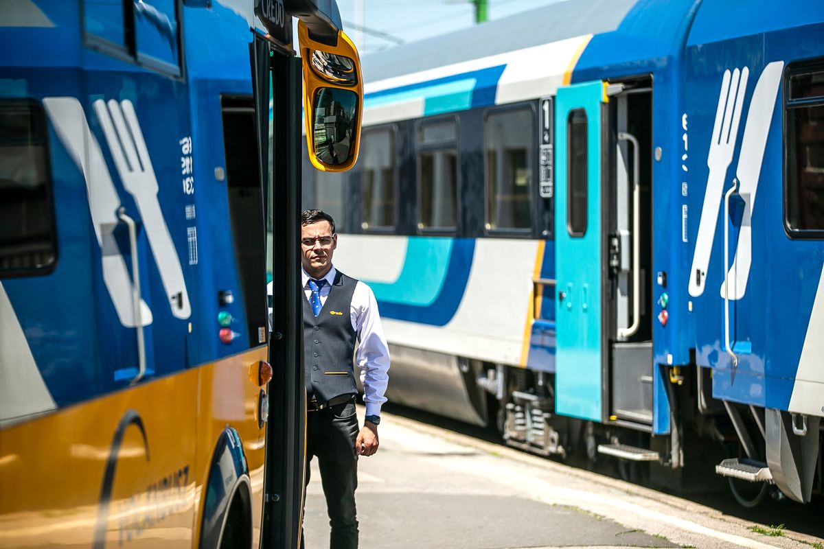 20210616 BudapestSok fejlesztéssel, erős turisztikai szezonra készül a MÁV-Volán-csoport, a nyári menetrend bevezetésével tovább javul a Balaton vasúti és autóbuszos elérhetősége. A  MÁV-Start Zrt. sajtótájékoztatója.Fotó: Kurucz Árpád KÁ Magyar Nemzet 20210616 Budapest

Sok fejlesztéssel, erős turisztikai szezonra készül a MÁV-Volán-csoport, a nyári menetrend bevezetésével tovább javul a Balaton vasúti és autóbuszos elérhetősége. A  MÁV-Start Zrt. sajtótájékoztatója.
Fotó: Kurucz Árpád KÁ Magyar Nemzet