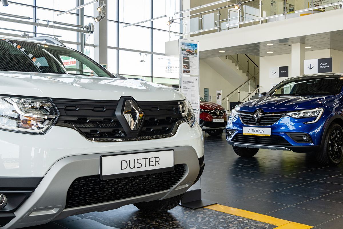 White,Suv,Renault,Duster,At,Renault,Showroom.,In,Background,Is