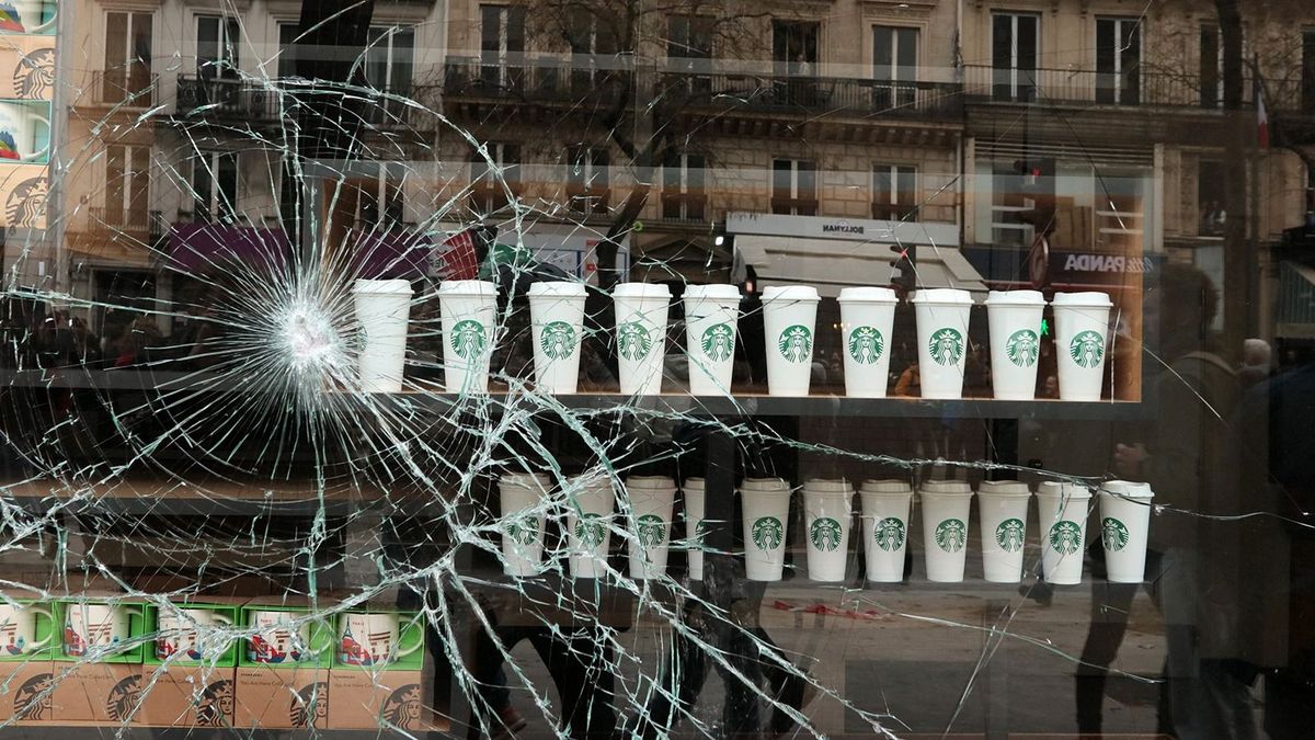 FRANCE - PARIS - DEMONSTRATION AGAINST THE RETIREMENT REFORME
France, Paris, 2023.03.25. A Starbucks broken front window. Ninth demonstration in Paris organised by Labor Unions CFDT, CGT, FO, SUD, SOLIDAIRES, CFTC and CFE-CGC in protest against the Governement retirement reform. Photograph by Polyvios Anemoyannis / Hans Lucas.France, Paris, 2023.03.25. La vitrine d un Starbucks brisee a la neuvieme manifestatIon a Paris organisee par les syndicats CFDT, CGT, FO, SUD, SOLIDAIRES, CFTC et CFE-CGC pour protester contre le projet de reforme des retraites du gouvernement. Photographie de Polyvios Anemoyannis / Hans Lucas. (Photo by Polyvios Anemoyannis / Hans Lucas / Hans Lucas via AFP)