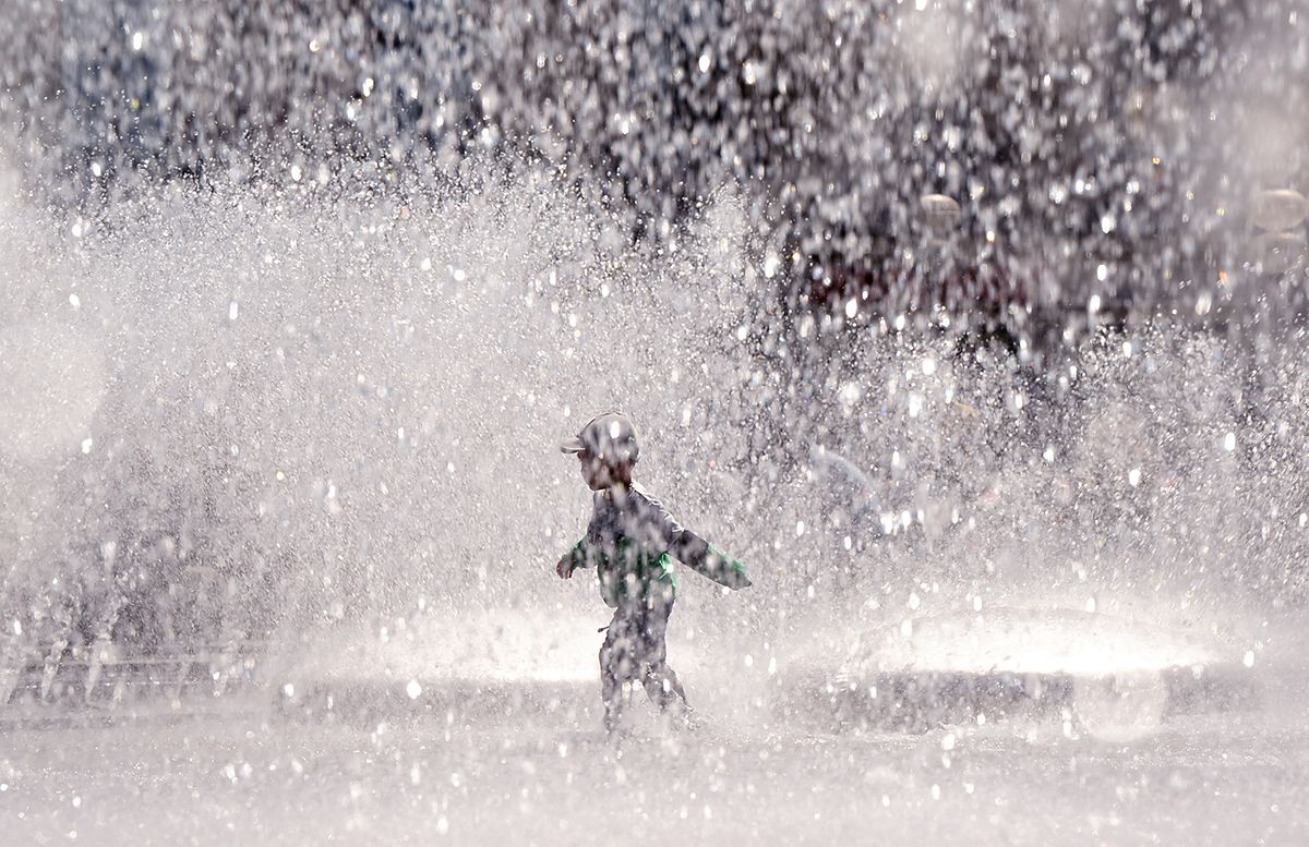 éghajlatváltozás
13 June 2023, Bavaria, Munich: A child plays in the water in a fountain at the Stachus in the city center. Photo: Peter Kneffel/dpa (Photo by PETER KNEFFEL / DPA / dpa Picture-Alliance via AFP)