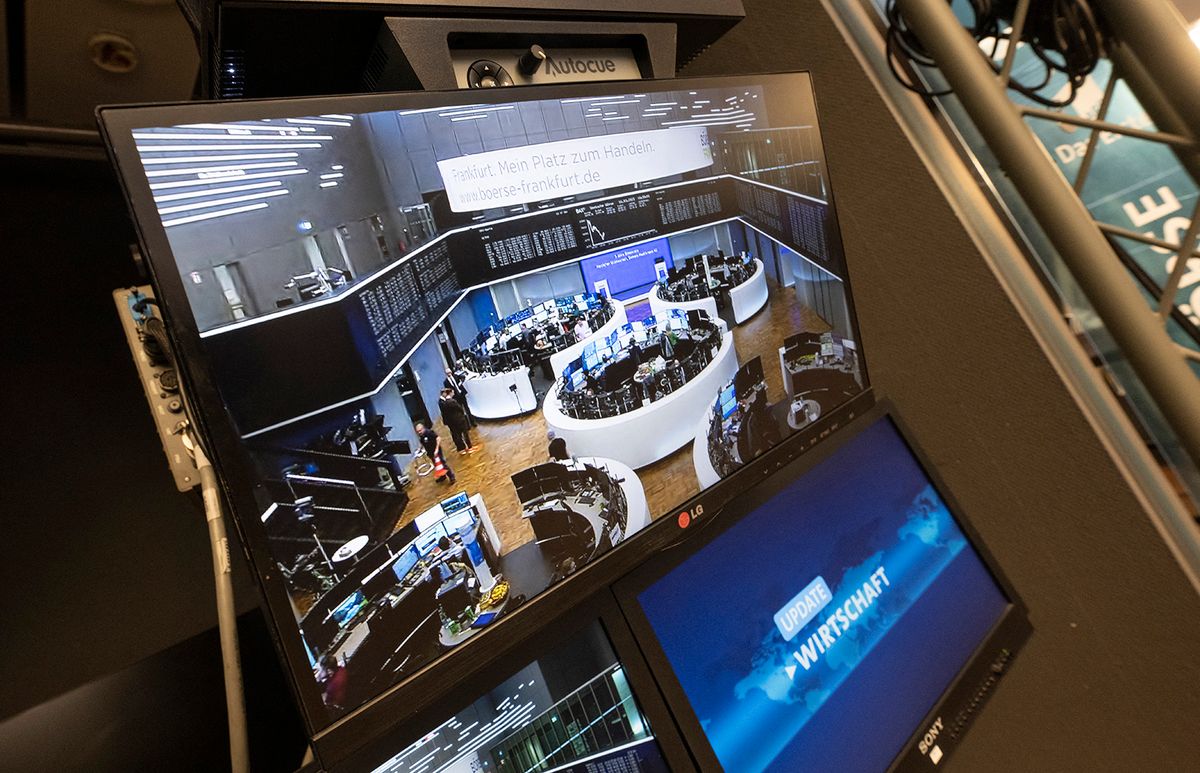 Frankfurt Stock Exchange
16 March 2023, Hesse, Frankfurt/Main: The trading floor of the stock exchange can be seen on monitors in a TV studio at the stock exchange. Following the recent turbulence in the banking sector, financial experts are keeping a close eye on developments on the international stock exchanges. The Swiss central bank's aid for ailing Credit Suisse has acted as a calming pill for the German stock market. Photo: Boris Roessler/dpa (Photo by BORIS ROESSLER / DPA / dpa Picture-Alliance via AFP)