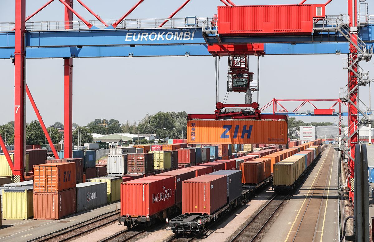 GERMANY-HAMBURG-SINO-GERMAN TRADE-PROSPERITY(190601) -- BEIJING, June 1, 2019 (Xinhua) -- A cargo container on a China Railway Express train is unloaded at Eurokombi terminal in Hamburg, Germany, on May 29, 2018. The trading partnership between China and German city of Hamburg can be traced back to the 18th century. After years of development, the Port of Hamburg is now one of the most important European hubs for trade with China. 
   In 2018, the Port of Hamburg had a total seafreight volume of approximate 8.7 million twenty-foot equivalent units (TEU), of which some 2.6 million are related to China, according to the statistics released by the port. 
   TO GO WITH:Feature: Port of Hamburg witnesses prosperity of Sino-German trade (Xinhua/Shan Yuqi) (Photo by XINHUA / Xinhua via AFP)
