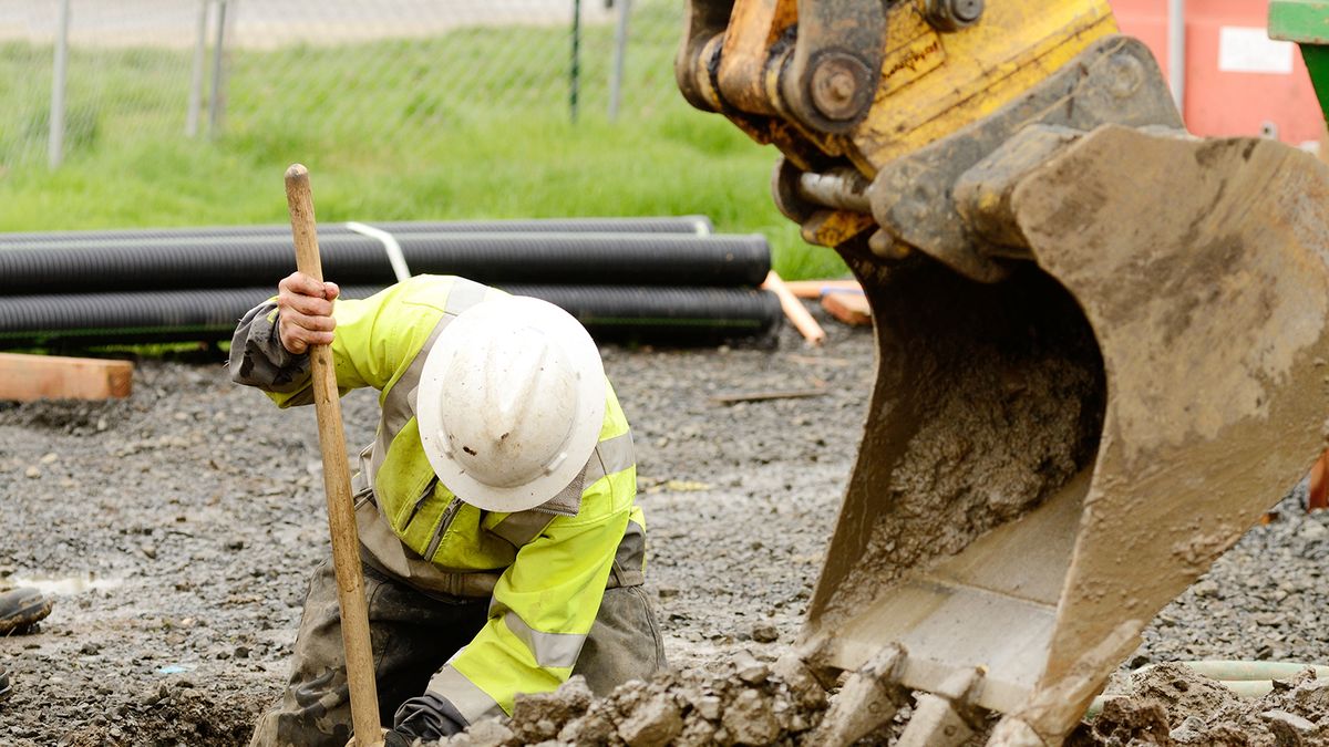 Nem jó, de nem is tragikus: csökkennek a reálbérek, de 2010 óta még így is jóval többet érnek a fizetések