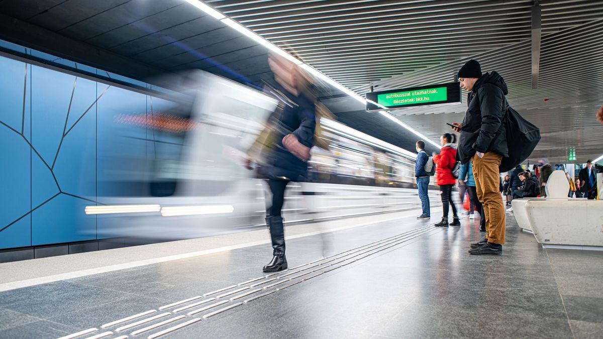 Ilyen se volt még: büfékocsi jelent meg a budapesti metrókon – különös légiutaskísérő szolgál fel ételt és italt a BKV utasainak