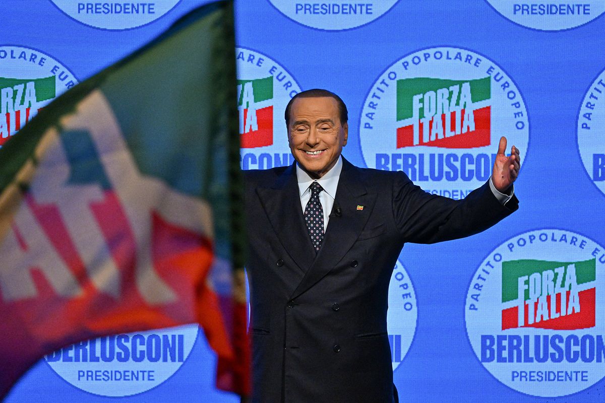 Leader of Italian right-wing party "Forza Italia", Silvio Berlusconi acknowledges applause on stage on September 23, 2022 at the Manzoni theater in Milan during a meeting closing his party's campaign for the September 25 general election. (Photo by Filippo MONTEFORTE / AFP)