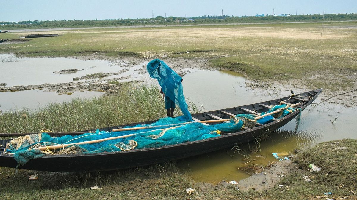 Daily Life On The Outskirts Of Kolkata, India,
A fisherman checking his fishing net on the almost dry river bed on a hot summer day in the outskirts of Kolkata, India on 14 May 2023. (Photo by Sudipta Das/NurPhoto) (Photo by Sudipta Das / NurPhoto / NurPhoto via AFP)