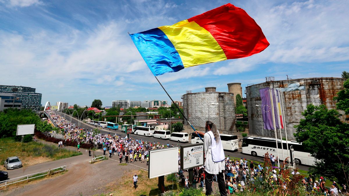 Bukarest, 2023. június 9.Sztrájkoló közoktatási dolgozók magasabb bért követelve tüntetnek a bukaresti Győzelem terén, a kormányépületnél (j) 2023. június 9-én. Az oktatásügyben dolgozók három legnagyobb szakszervezetének felhívására május 21. óta sztrájkolnak pedagógusok és a kisegítő személyzet tagjai Romániában.MTI/EPA/Robert Ghement