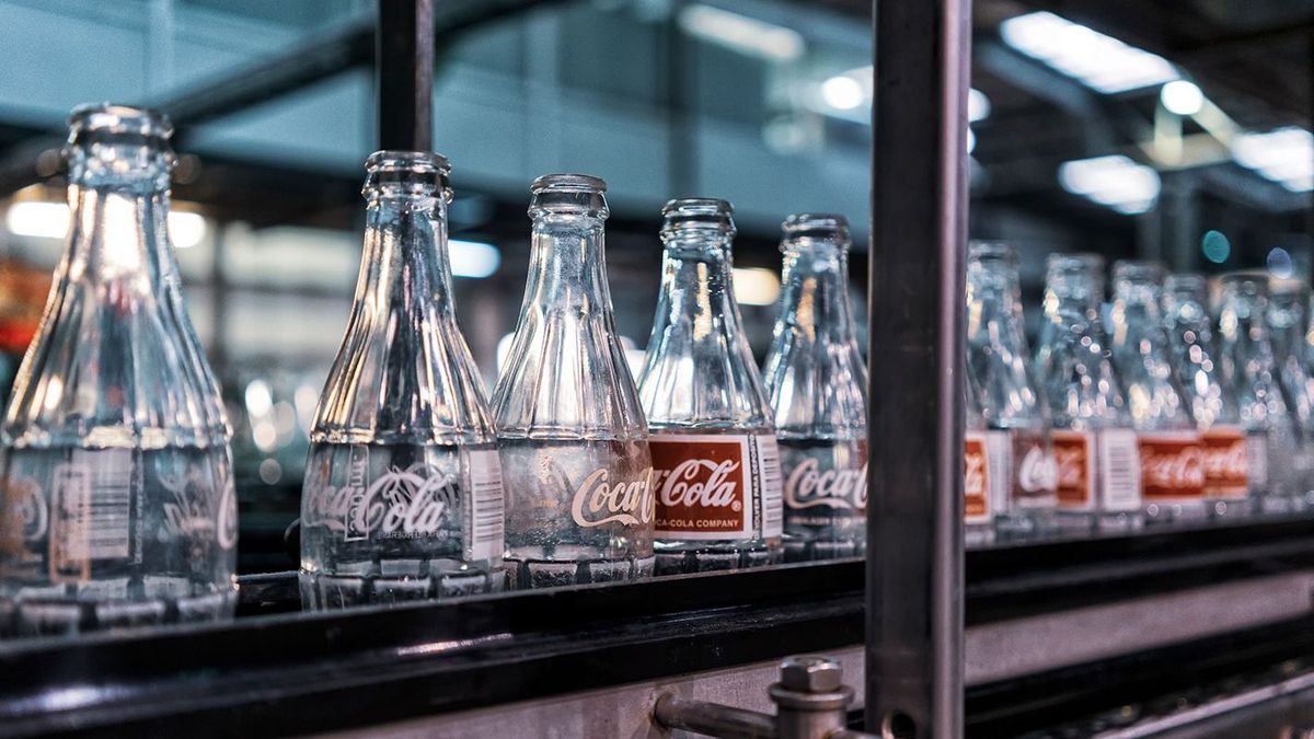 Tovább emelte éves kilátásait a Coca-Cola, az áremelés tolja az üditő-gyártó szekerét