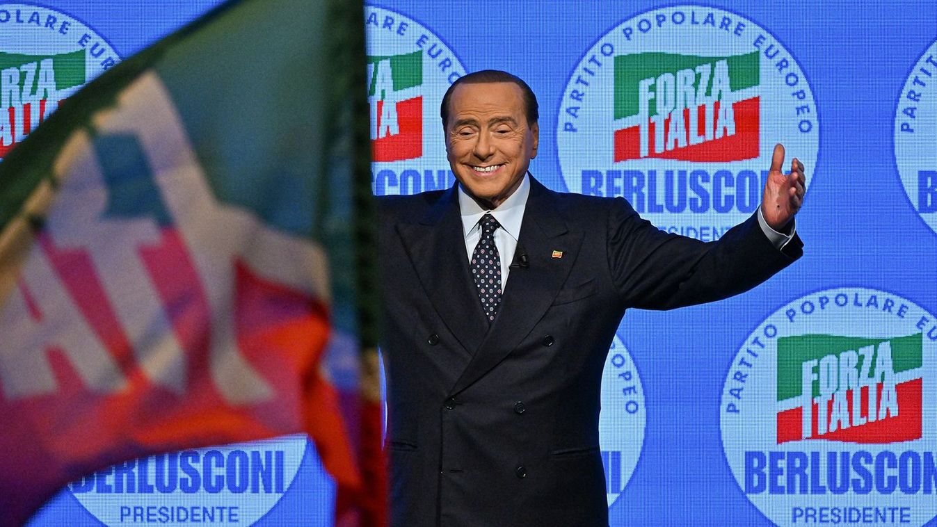 Leader of Italian right-wing party "Forza Italia", Silvio Berlusconi acknowledges applause on stage on September 23, 2022 at the Manzoni theater in Milan during a meeting closing his party's campaign for the September 25 general election. (Photo by Filippo MONTEFORTE / AFP)