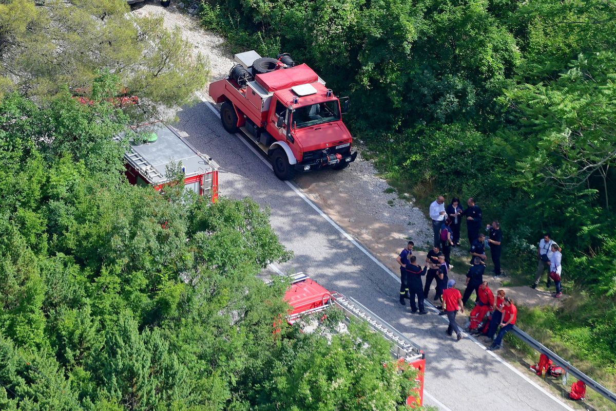 Drnis, 2023. június 21.Mentőalakulatok tagjai a Horvátország középső részén fekvő Drnis város közelében történt helikopter-baleset helyszínén 2023. június 21-én. Szolgálatteljesítés közben lezuhant a Magyar Légierő 2 Airbus H145-ös helikoptere a fedélzetén három emberrel. A mentőcsapatok megtalálták a helikopter roncsait, átkutatásuk során egyelőre két katona holttestét találták meg, harmadik társukat még keresik.MTI/HINA/Mario Strmotic Drnis, 2023. június 21.
Mentőalakulatok tagjai a Horvátország középső részén fekvő Drnis város közelében történt helikopter-baleset helyszínén 2023. június 21-én. Szolgálatteljesítés közben lezuhant a Magyar Légierő 2 Airbus H145-ös helikoptere a fedélzetén három emberrel. A mentőcsapatok megtalálták a helikopter roncsait, átkutatásuk során egyelőre két katona holttestét találták meg, harmadik társukat még keresik.
MTI/HINA/Mario Strmotic