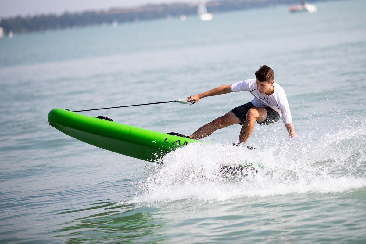 20220729 BalatonkeneseTájékoztatót tartott a Balatonfői Yacht Klub a Zöldszalag Regatta - balatoni elektromos hajók versenyéről. Egyúttal bemutatták a Lampuga vízi járművet és a zöld regatta egy elektromos hajójának - a Wia 450 típusnak - bemutatója.Fotó: Pesthy Márton PMVeszprém Megyei NaplóKépen: Lampuga elektromos jetboard 20220729 Balatonkenese

Tájékoztatót tartott a Balatonfői Yacht Klub a Zöldszalag Regatta - balatoni elektromos hajók versenyéről. Egyúttal bemutatták a Lampuga vízi járművet és a zöld regatta egy elektromos hajójának - a Wia 450 típusnak - bemutatója.
Fotó: Pesthy Márton PM
Veszprém Megyei Napló
Képen: Lampuga elektromos jetboard