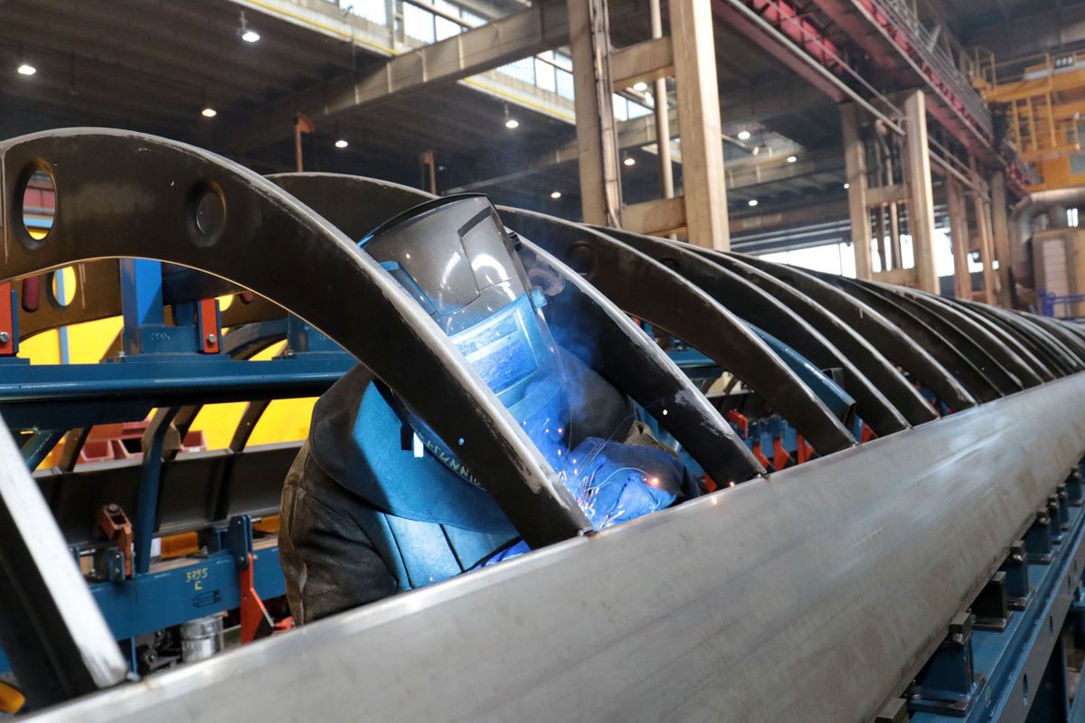 Szolnok, 2018. március 9.IC+ vasúti kocsi kocsiszekrényét készítik a MÁV-START Szolnoki Járműjavító Üzemében a sorozatgyártás aktuális helyzetéről tartott sajtótájékoztató napján, 2018. március 9-én.
