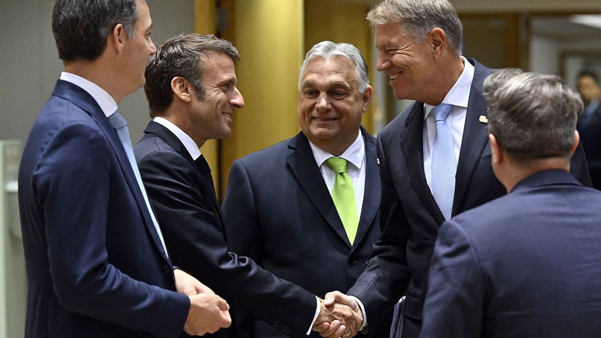 BELGIUM-EU-POLITICS-SUMMITRomania's President Klaus Werner Iohannis (2ndR) shakes hands with French President Emmanuel Macron (2ndL) as Belgium's Prime Minister Alexander De Croo (L) and Hungary's Prime Minister Viktor Orban (C) look on ahead of a European Council Summit, at the EU headquarters in Brussels, on June 30, 2023. EU leaders will the EU's continued support to Ukraine, as well as the economy, security and defence, migration and external relations over the two-day summit. (Photo by JOHN THYS / AFP)