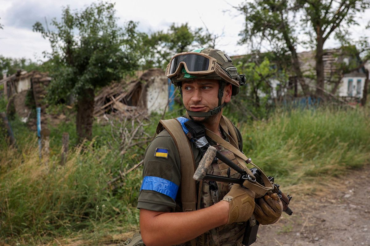 A Ukrainian serviceman patrols on a street of the recently liberated village of Blagodatne, Donetsk region on June 16, 2023, amid the Russian invasion of Ukraine. Kyiv's forces are pushing onwards, and even the Russian army confirms that its positions in Urozhaine, another two kilometres south of Blagodatne, have come under attack. The push south in this valley is led by the experienced 68th Jaeger (Hunter) Brigade, and is the most concrete sign of Ukrainian progress since the wider offensive began. (Photo by Anatolii Stepanov / AFP)